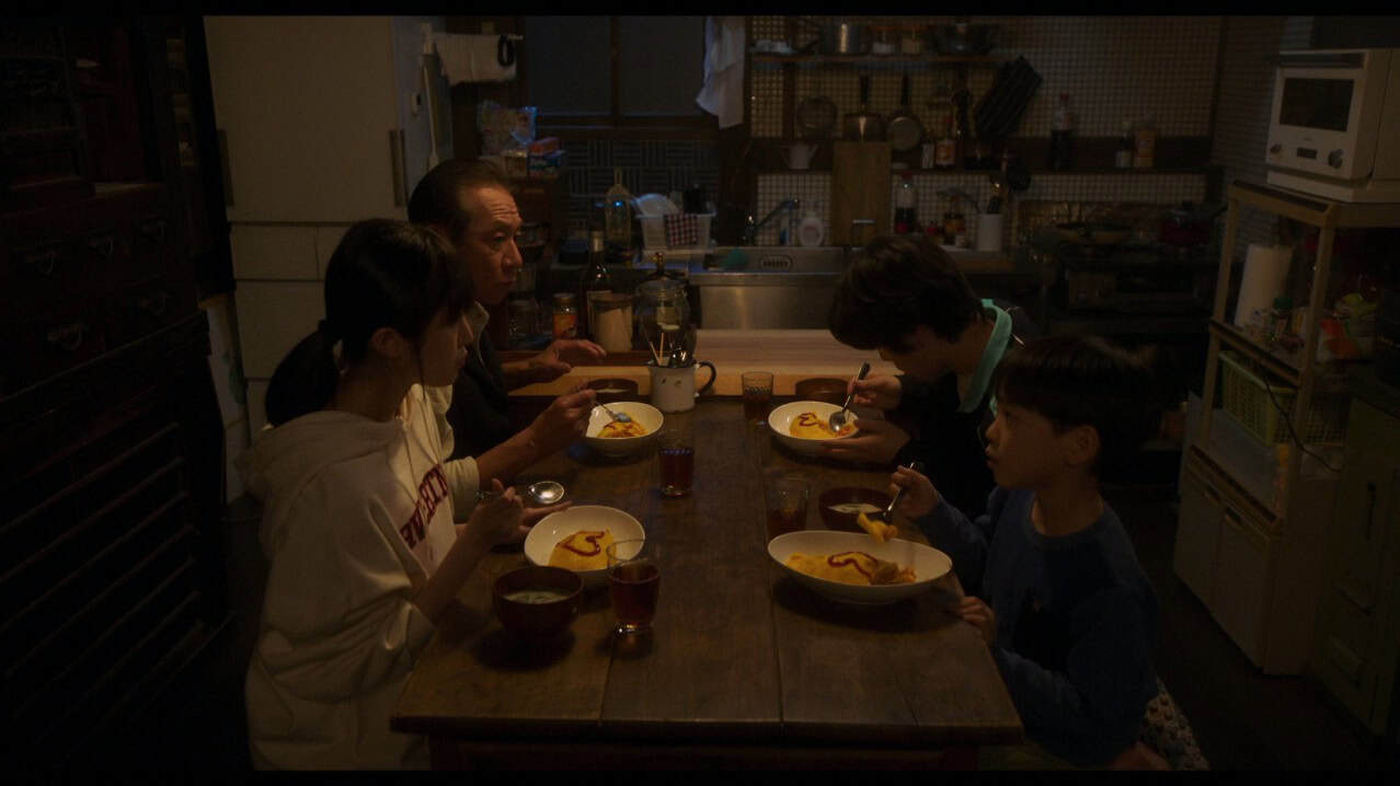 室井家で同じ食卓を囲む室井慎次と子どもたち